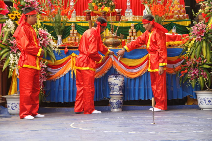 Lấy tiết g&agrave; pha rượu thề.