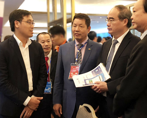 B&iacute; thư Th&agrave;nh ủy TP HCM Nguyễn Thiện Nh&acirc;n n&oacute;i chuyện với nh&agrave; s&aacute;ng tạo trẻ trong hội thảo về đề &aacute;n th&agrave;nh phố th&ocirc;ng minh. Ảnh:&nbsp;Tuyết Nguyễn.