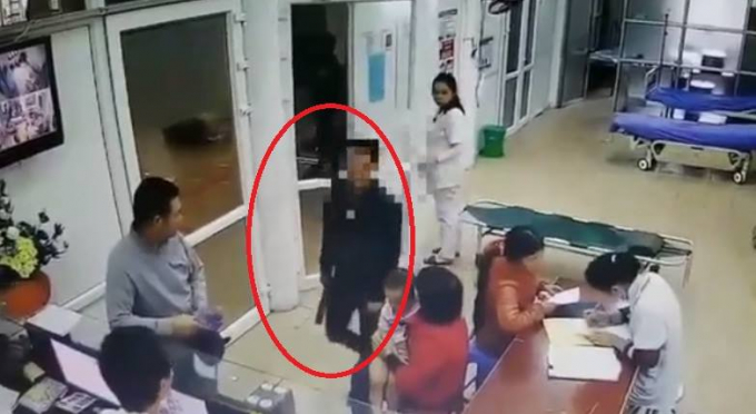 Đối tượng kh&ocirc;ng bị bệnh (tron v&ograve;ng tr&ograve;n đỏ) nhưng v&acirc;n v&agrave;o trong bệnh viện yeey cầu b&aacute;c sĩ th&aacute;o đốt tay. Ảnh cắt từ clip.