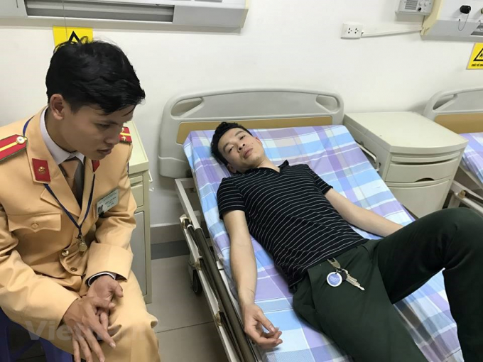 Đang l&aacute;i xe di chuyển tr&ecirc;n đường, một nam thanh ni&ecirc;n bị co giật tr&ecirc;n xe, may mắn được CSGT số 11 kịp thời gi&uacute;p đỡ.