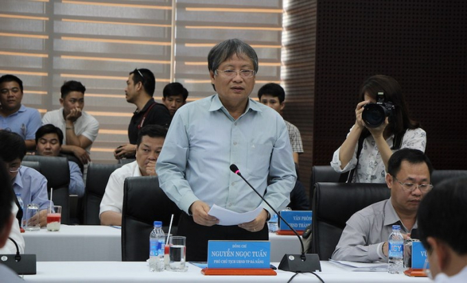 &Ocirc;ng Nguyễn Ngọc Tuấn, Ph&oacute; chủ tịch UBND TP Đ&agrave; Nẵng, ph&aacute;t biểu tại cuộc họp. Ảnh: L&Ecirc; PHI