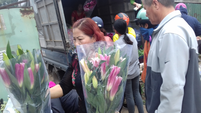 B&igrave;nh qu&acirc;n mỗi b&oacute; hoa ly được b&oacute; sẵn giao động từ 7 - 10 b&ocirc;ng/1 b&oacute; c&oacute; gi&aacute; ni&ecirc;m yết l&agrave; 50.000 đồng.