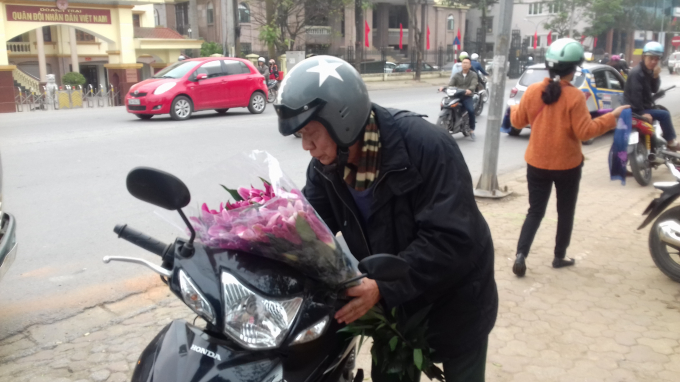 Những b&oacute; hoa ly nở rất đẹp nhưng