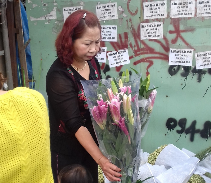 Theo một chủ h&agrave;ng hoa cho biết, hoa năm nay do thời tiết lạnh hoa nở kh&ocirc;ng đ&uacute;ng dịp n&ecirc;n kh&ocirc;ng b&aacute;n được, ra tết thời tiết nắng ấm l&ecirc;n hoa bắt đầu nở nhưng lại kh&ocirc;ng v&agrave;o dịp n&agrave;o n&ecirc;n hoa mất gi&aacute; nhiều. Hầu hết người tr&ocirc;ng ly năm nay lỗ vốn, c&oacute; nh&agrave; mất gần như hết.