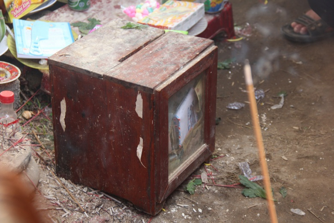 Đặt h&ograve;p c&ocirc;ng đức để cho người d&acirc;n bỏ tiền c&uacute;ng.