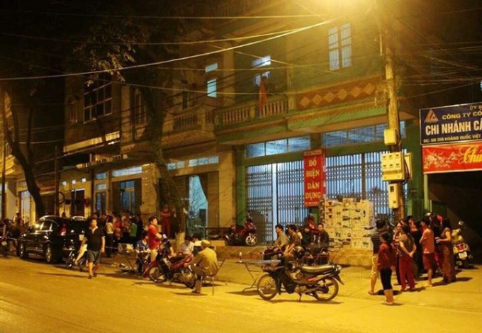 B&aacute;c sĩ &nbsp;ph&oacute; trưởng khoa tử vong tại nh&agrave; ri&ecirc;ng, người d&acirc;n tập trung rất đ&ocirc;ng.