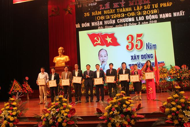 Bộ trưởng L&ecirc; Th&agrave;nh Long trao Kỷ niệm chương cho c&aacute;c c&aacute; nh&acirc;n. (Nguồn: Ph&aacute;p luật Việt Nam)