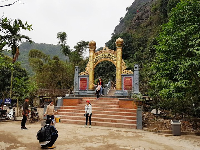 Khu du lịch Tr&agrave;ng An cổ nằm ở x&atilde; Trường Y&ecirc;n, huyện Hoa Lư (Ninh B&igrave;nh), đ&acirc;y l&agrave; điểm du lịch chưa được cơ quan c&oacute; thẩm quyền cấp ph&eacute;p hoạt động nhiều hạng mục. Điểm du lịch do C&ocirc;ng ty CP Du lịch Tr&agrave;ng An tự quản l&yacute; khai th&aacute;c. Nằm trong v&ugrave;ng l&otilde;i di sản văn h&oacute;a v&agrave; thi&ecirc;n nhi&ecirc;n thế giới Quần thể danh thắng Tr&agrave;ng An, v&ugrave;ng cấm v&agrave; được bảo vệ nghi&ecirc;m ngặt nhưng nhiều năm qua &ocirc;ng Nguyễn Văn Son - chủ doanh nghiệp (người địa phương) đ&atilde; tự &yacute; x&acirc;y dựng v&agrave; cho hoạt động c&ocirc;ng tr&igrave;nh n&agrave;y.