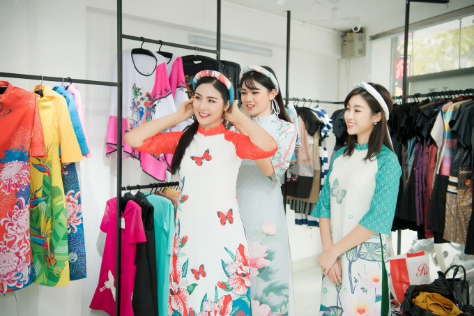 Hoa hậu Ngọc H&acirc;n tận t&igrave;nh sửa trang phục cho Mỹ Linh, Thanh T&uacute;