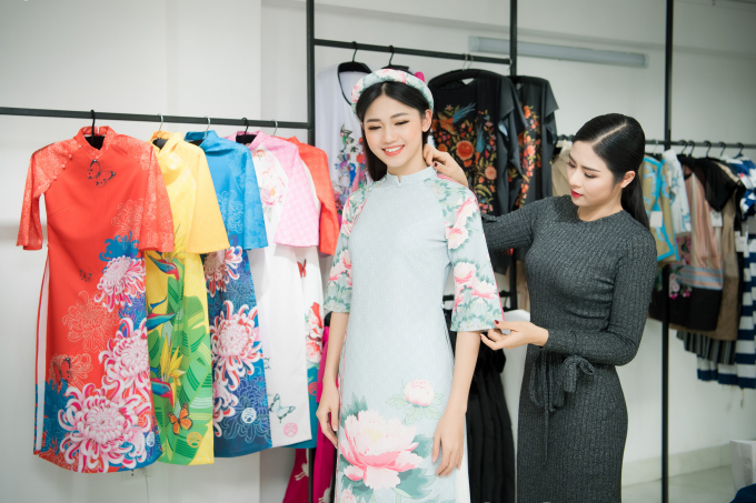 Hoa hậu Ngọc H&acirc;n tận t&igrave;nh sửa trang phục cho Mỹ Linh, Thanh T&uacute;