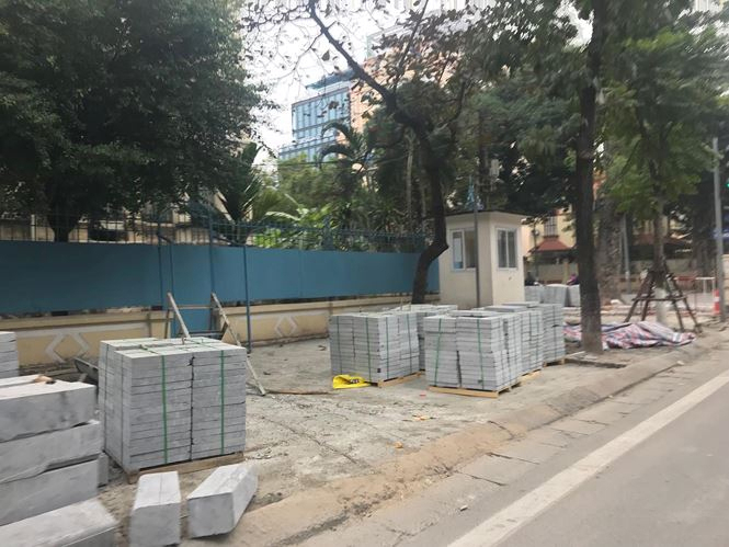 Người d&acirc;n Thủ đ&ocirc; rất bức x&uacute;c trước việc vỉa h&egrave; bị đ&agrave;o bới v&agrave; thay mới li&ecirc;n tục g&acirc;y nhếch nh&aacute;c cho Thủ đ&ocirc; v&agrave; g&acirc;y l&atilde;ng ph&iacute;.