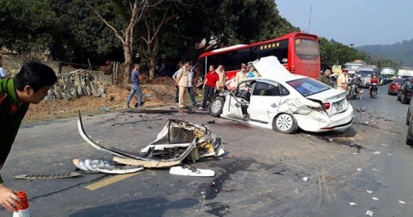 Hòa Bình: Xe khách và ô tô con đâm nhau kinh hoàng, 2 bố con nguy kịch