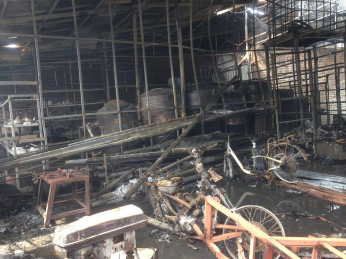 Nhiều đồ đạc trong nh&agrave; xưởng bị thi&ecirc;u rụi.