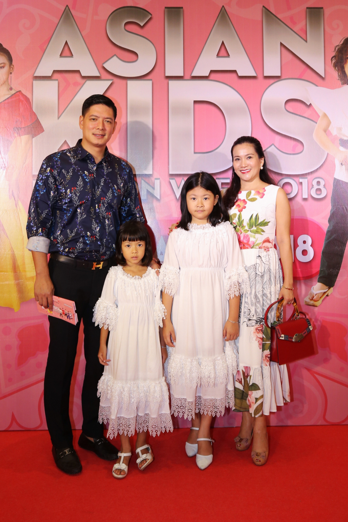 Trương Ngọc &Aacute;nh dẫn con g&aacute;i tham gia Asian Kids Fashion Week