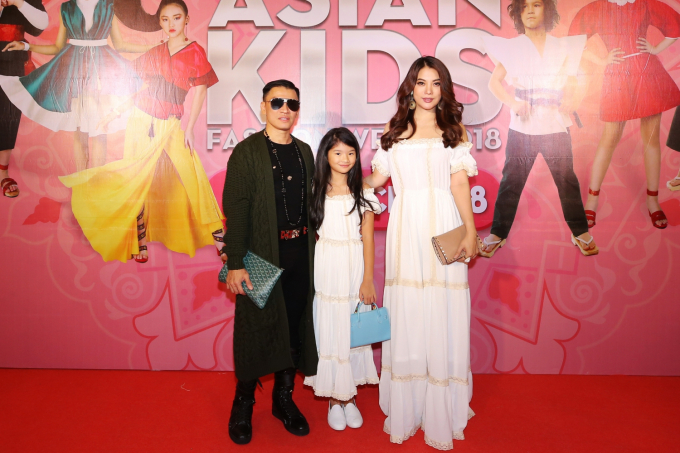 Trương Ngọc &Aacute;nh dẫn con g&aacute;i tham gia Asian Kids Fashion Week