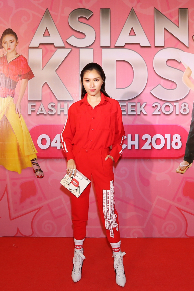 MC Thanh Thanh Huyền khoe d&aacute;ng với trang phục thể thao nổi bật.&nbsp;