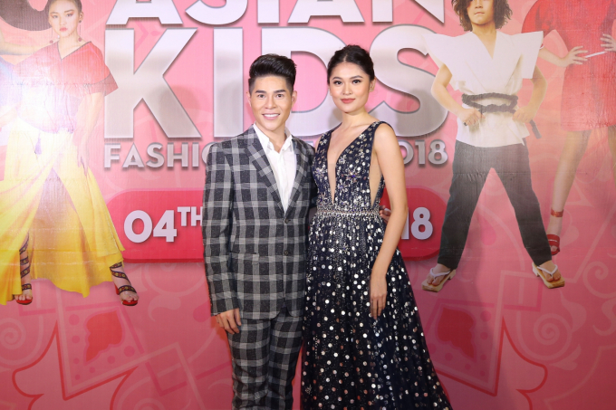 &Aacute; hậu Thuỳ Dung rạng rỡ với v&aacute;y dạ hội của NTK Đỗ Long. C&ocirc; tiếp tục đảm nhận vai tr&ograve; MC tiếng Anh cho chương tr&igrave;nh.&nbsp;