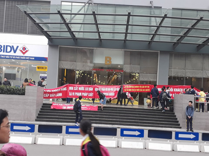 Cư d&acirc;n tập trung phản đối chủ đầu tư cắt nước sinh hoạt v&agrave; một số vấn đề bất cập.