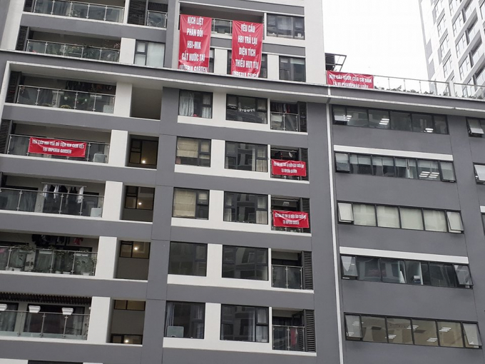 C&aacute;c hộ d&acirc;n treo băng r&ocirc;n phản đối.