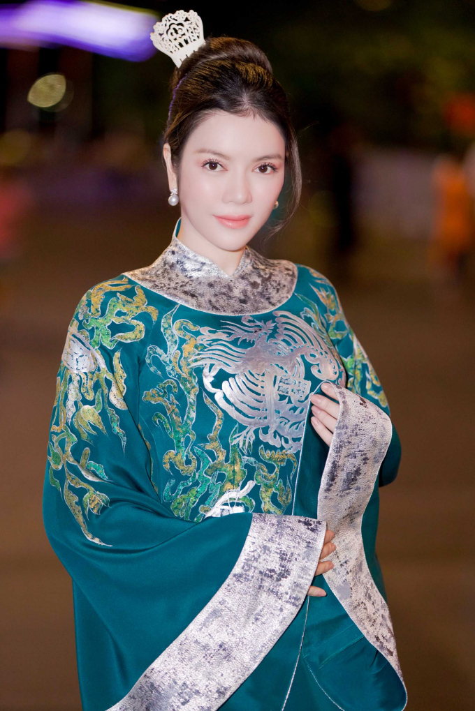 L&yacute; Nh&atilde; Kỳ lại g&acirc;y 'n&aacute;o loạn' lễ khai mạc Lễ hội &aacute;o d&agrave;i TP.HCM 2018