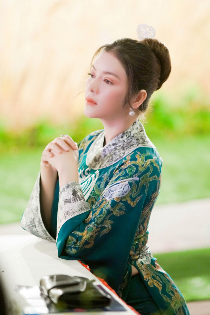 L&yacute; Nh&atilde; Kỳ lại g&acirc;y 'n&aacute;o loạn' lễ khai mạc Lễ hội &aacute;o d&agrave;i TP.HCM 2018