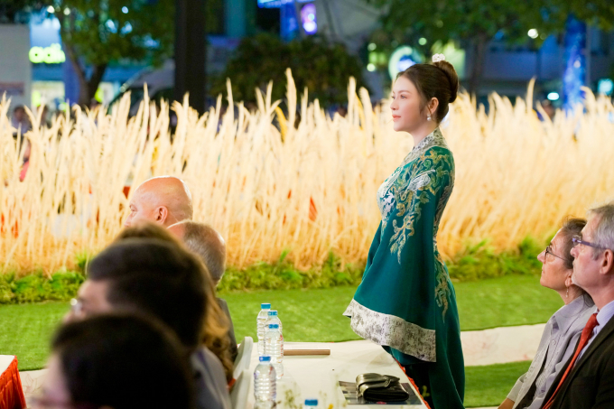 L&yacute; Nh&atilde; Kỳ lại g&acirc;y 'n&aacute;o loạn' lễ khai mạc Lễ hội &aacute;o d&agrave;i TP.HCM 2018