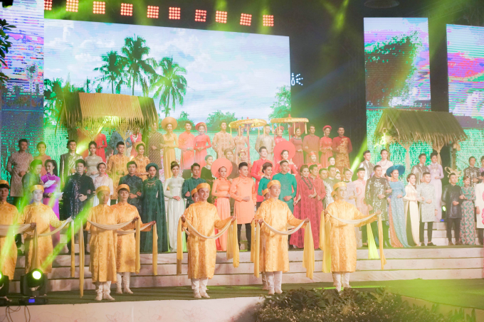 L&yacute; Nh&atilde; Kỳ lại g&acirc;y 'n&aacute;o loạn' lễ khai mạc Lễ hội &aacute;o d&agrave;i TP.HCM 2018