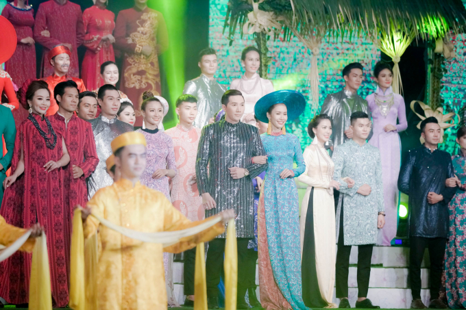 L&yacute; Nh&atilde; Kỳ lại g&acirc;y 'n&aacute;o loạn' lễ khai mạc Lễ hội &aacute;o d&agrave;i TP.HCM 2018