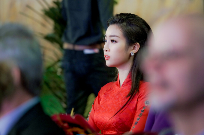 L&yacute; Nh&atilde; Kỳ lại g&acirc;y 'n&aacute;o loạn' lễ khai mạc Lễ hội &aacute;o d&agrave;i TP.HCM 2018