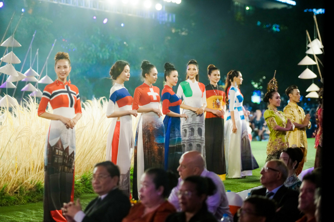 L&yacute; Nh&atilde; Kỳ lại g&acirc;y 'n&aacute;o loạn' lễ khai mạc Lễ hội &aacute;o d&agrave;i TP.HCM 2018