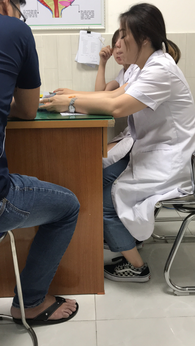 Người phụ nữ c&oacute; h&igrave;nh xăm tay phải xưng l&agrave; b&aacute;c sĩ H&agrave; chẩn đo&aacute;n bệnh cho bệnh nh&acirc;n.