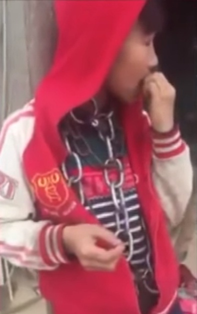 Ch&aacute;u N. bị x&iacute;ch cổ v&igrave; trộm tiền.