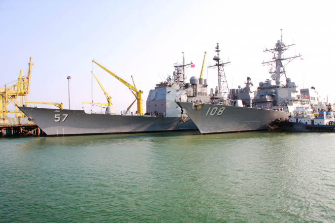 T&agrave;u tuần dương hạm USS Lake Champlain (CG-57) v&agrave; t&agrave;u khu trục USS&nbsp;Wayne E. Meyer (DDG-108) tại Cảng Ti&ecirc;n Sa, Đ&agrave; Nẵng.