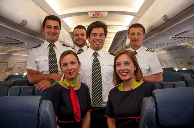 Cho&aacute;ng với h&atilde;ng h&agrave;ng kh&ocirc;ng c&oacute; phi h&agrave;nh đo&agrave;n 'điển trai nhất thế giới'