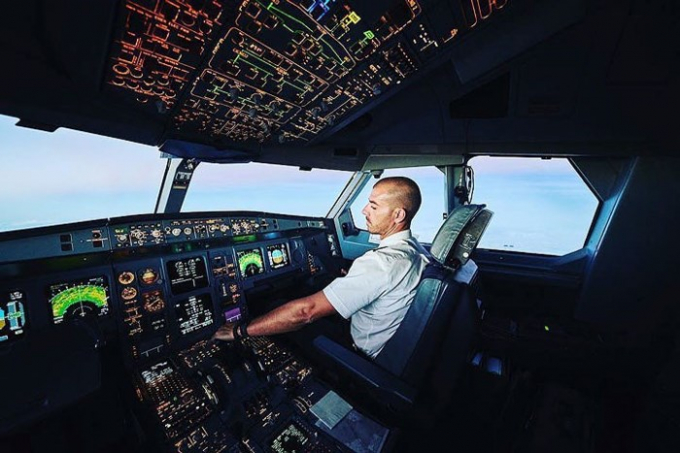 Cho&aacute;ng với h&atilde;ng h&agrave;ng kh&ocirc;ng c&oacute; phi h&agrave;nh đo&agrave;n 'điển trai nhất thế giới'