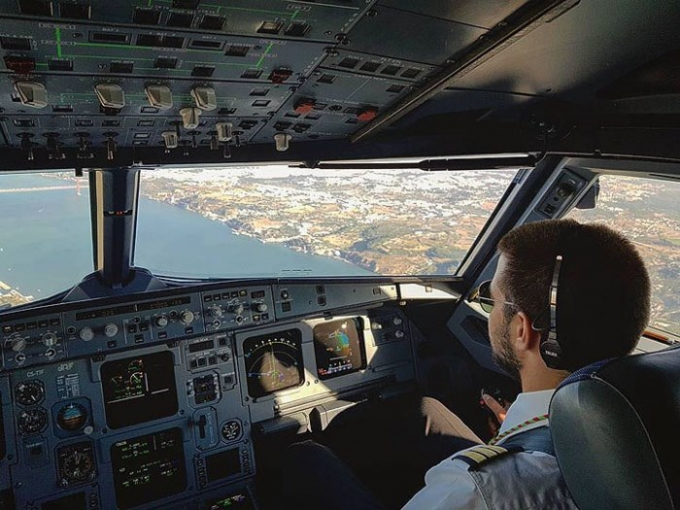 Cho&aacute;ng với h&atilde;ng h&agrave;ng kh&ocirc;ng c&oacute; phi h&agrave;nh đo&agrave;n 'điển trai nhất thế giới'