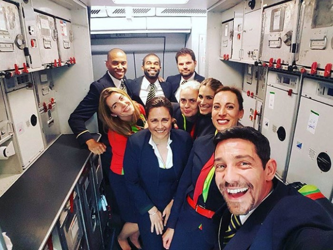 Cho&aacute;ng với h&atilde;ng h&agrave;ng kh&ocirc;ng c&oacute; phi h&agrave;nh đo&agrave;n 'điển trai nhất thế giới'