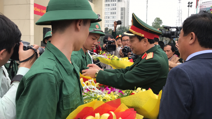 X&uacute;c động gi&acirc;y ph&uacute;t tiễn t&acirc;n binh l&ecirc;n đường t&ograve;ng qu&acirc;n