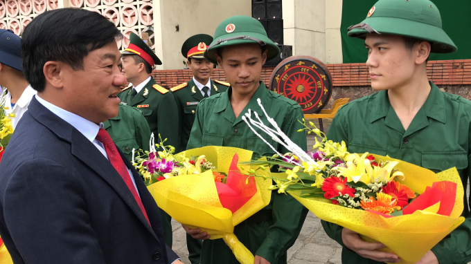 Những b&oacute; hoa tươi thắm tiễn c&aacute;c ch&agrave;ng trai l&ecirc;n đường nhập ngũ.