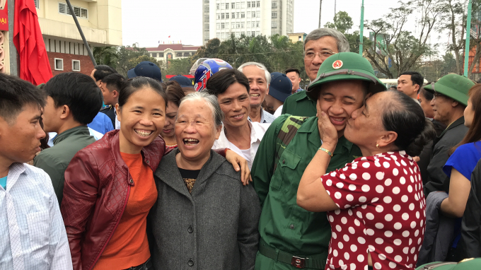 Người th&acirc;n quyến luyến chia tay những &nbsp;ch&agrave;ng trai xứ Nghệ l&ecirc;n đường.