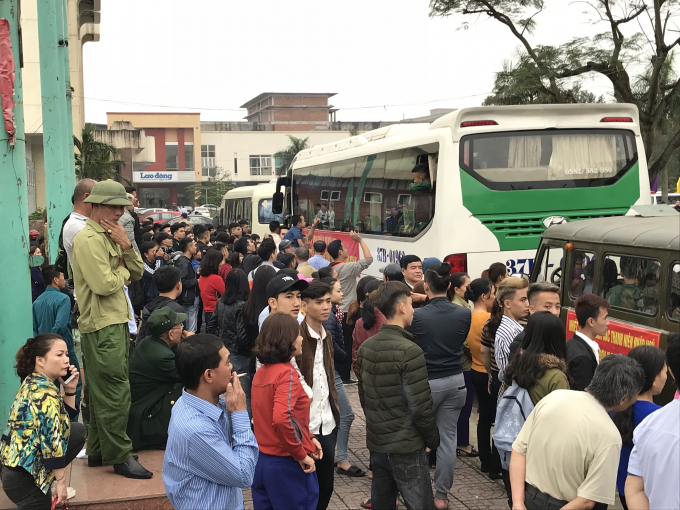 Người th&acirc;n v&acirc;y chặt lấy những chiếc xe tiễn c&aacute;c ch&agrave;ng t&acirc;n binh l&ecirc;n đường trong ng&agrave;y hội t&ograve;ng qu&acirc;n.