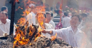 Bản tin Pháp luật Plus: Nên chăng loại bỏ tục đốt vàng mã?