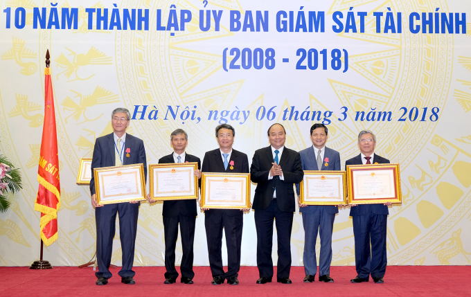 Thay mặt l&atilde;nh đạo Đảng, Nh&agrave; nước, Thủ tướng Nguyễn Xu&acirc;n Ph&uacute;c trao Hu&acirc;n chương Lao động hạng Nh&igrave; v&agrave; hạng Ba cho c&aacute;c c&aacute; nh&acirc;n.