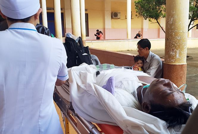 Anh Hậu được chuyển đi cấp cứu.