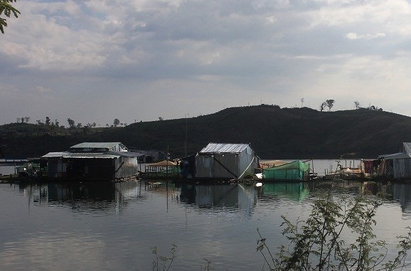 Trong thời gian tới, những ng&ocirc;i nh&agrave; nổi n&agrave;y sẽ được thay thế bằng nh&agrave; ki&ecirc;n cố tr&ecirc;n bờ.