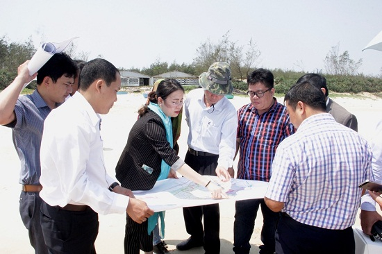 Đo&agrave;n khảo s&aacute;t thực tế tại b&atilde;i biển x&atilde; B&igrave;nh Ph&uacute;, hyện B&igrave;nh Sơn, tỉnh Quảng Ng&atilde;i. Ảnh: quangngai.gov.vn.