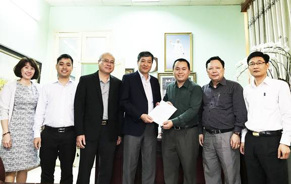 &Ocirc;ng Nguyễn Anh Dũng, Tổng bi&ecirc;n tập B&aacute;o X&acirc;y dựng trao quyết định bổ nhiệm Trưởng Ban B&aacute;o điện tử X&acirc;y dựng cho &ocirc;ng Vũ Thường Chiến.