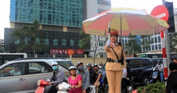 Nữ CSGT Thủ đô duyên dáng đứng bục trong dịp lễ 8/3