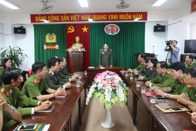 Gi&aacute;m đốc C&ocirc;ng an tỉnh đ&atilde; nhiệt liệt biểu dương những th&agrave;nh t&iacute;ch đạt được của Ph&ograve;ng CSKT v&agrave; c&aacute;c đơn vị.