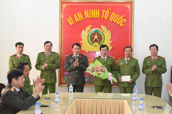 Đại t&aacute; L&ecirc; Quốc H&ugrave;ng đ&atilde; đến biểu dương, khen thưởng cho C&ocirc;ng an th&agrave;nh phố về th&agrave;nh t&iacute;ch ph&aacute; &aacute;n trong những ng&agrave;y đầu năm mới,